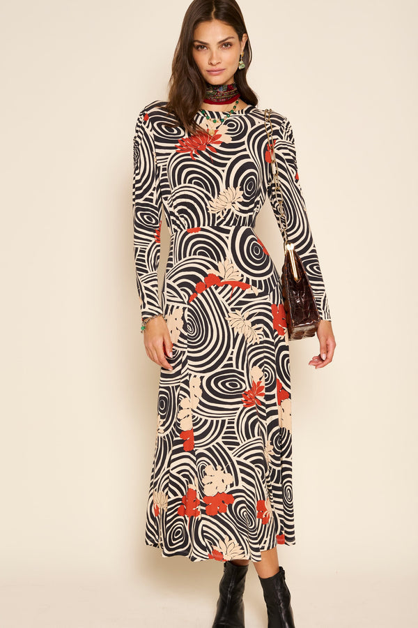 Vestido negro con margaritas y remolinos de cereza