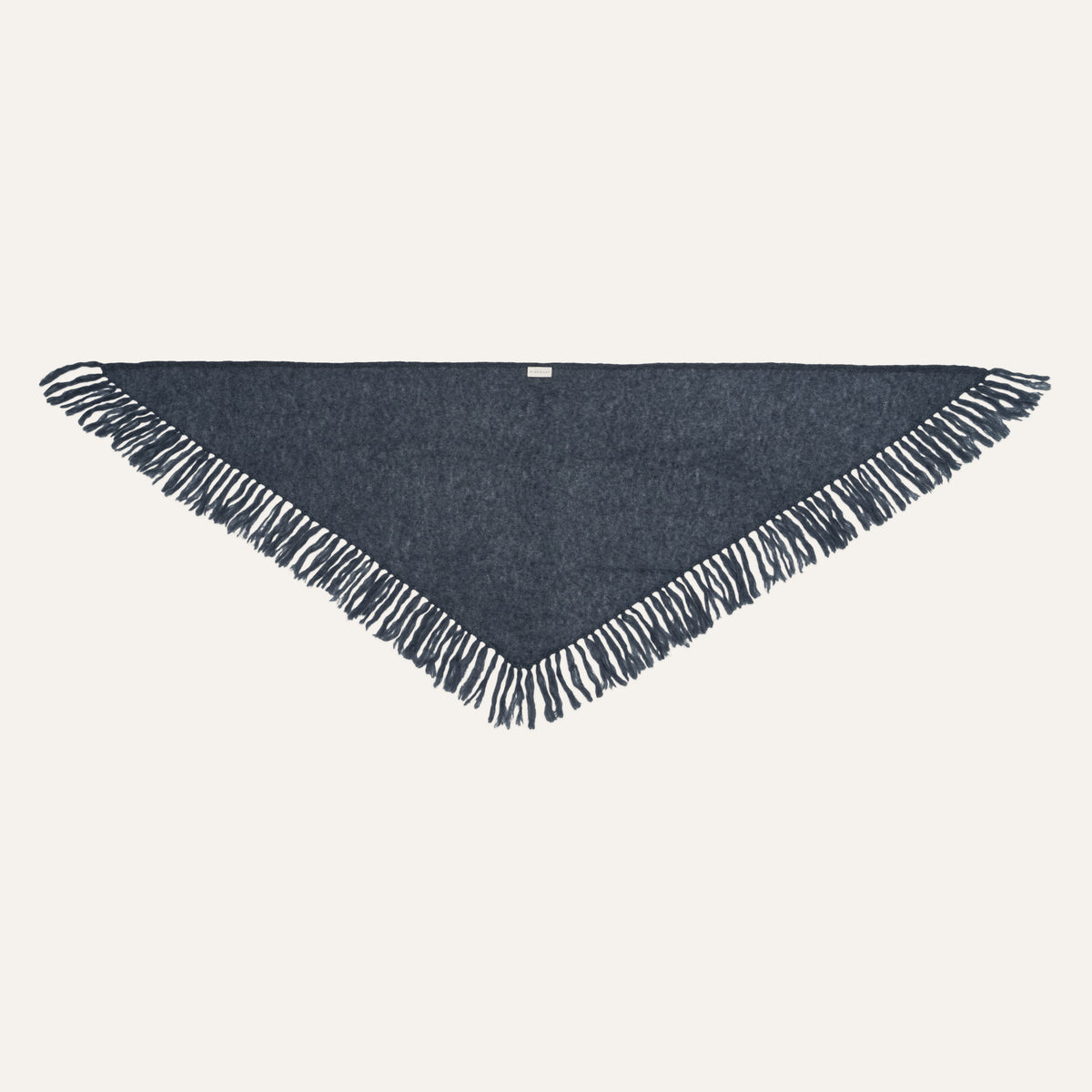Michonet – Mantón Dark Blue, bufanda triangular de lana azul marino con flecos, vista frontal