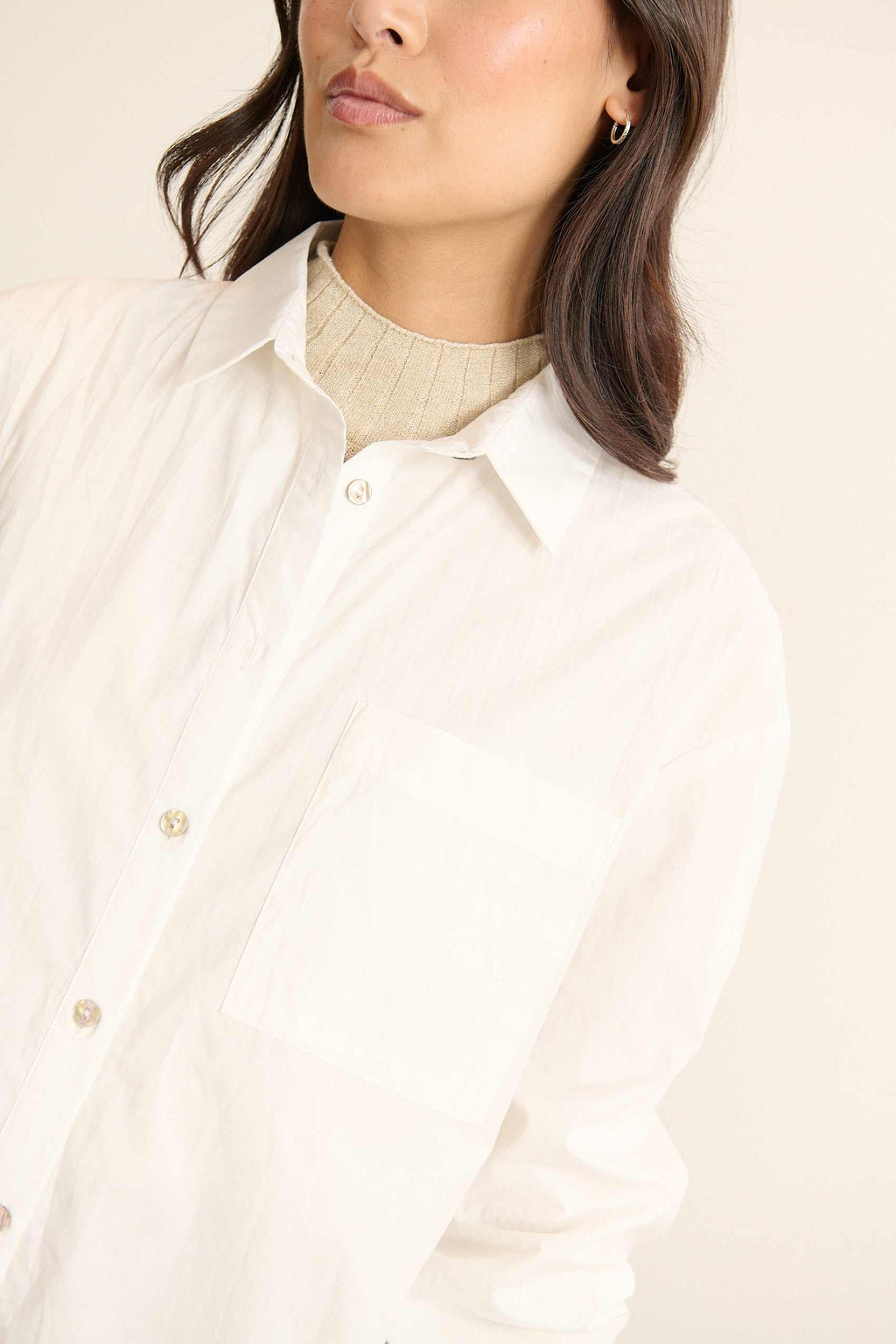 Tissu 100 % coton coloris blanc, tissage lisse et mat, toucher doux et tenue fluide adaptée aux coupes amples.