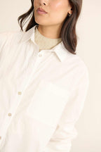 Tissu 100 % coton coloris blanc, tissage lisse et mat, toucher doux et tenue fluide adaptée aux coupes amples.
