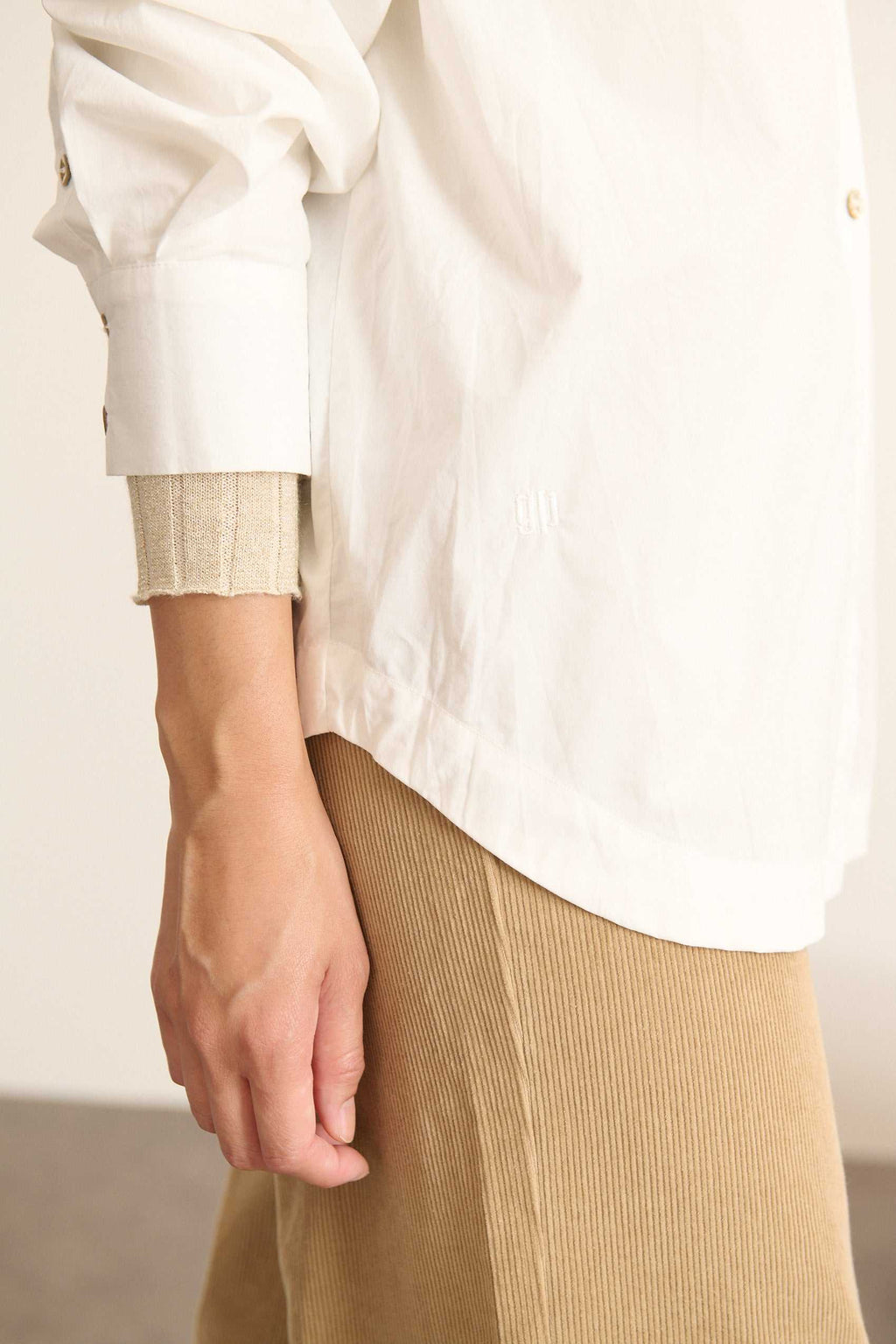 Chemise ample blanche en coton, collection Garance Paris automne hiver 2025, col classique, dos froncé et bouton nacré.