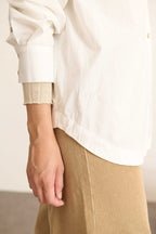 Chemise ample blanche en coton, collection Garance Paris automne hiver 2025, col classique, dos froncé et bouton nacré.