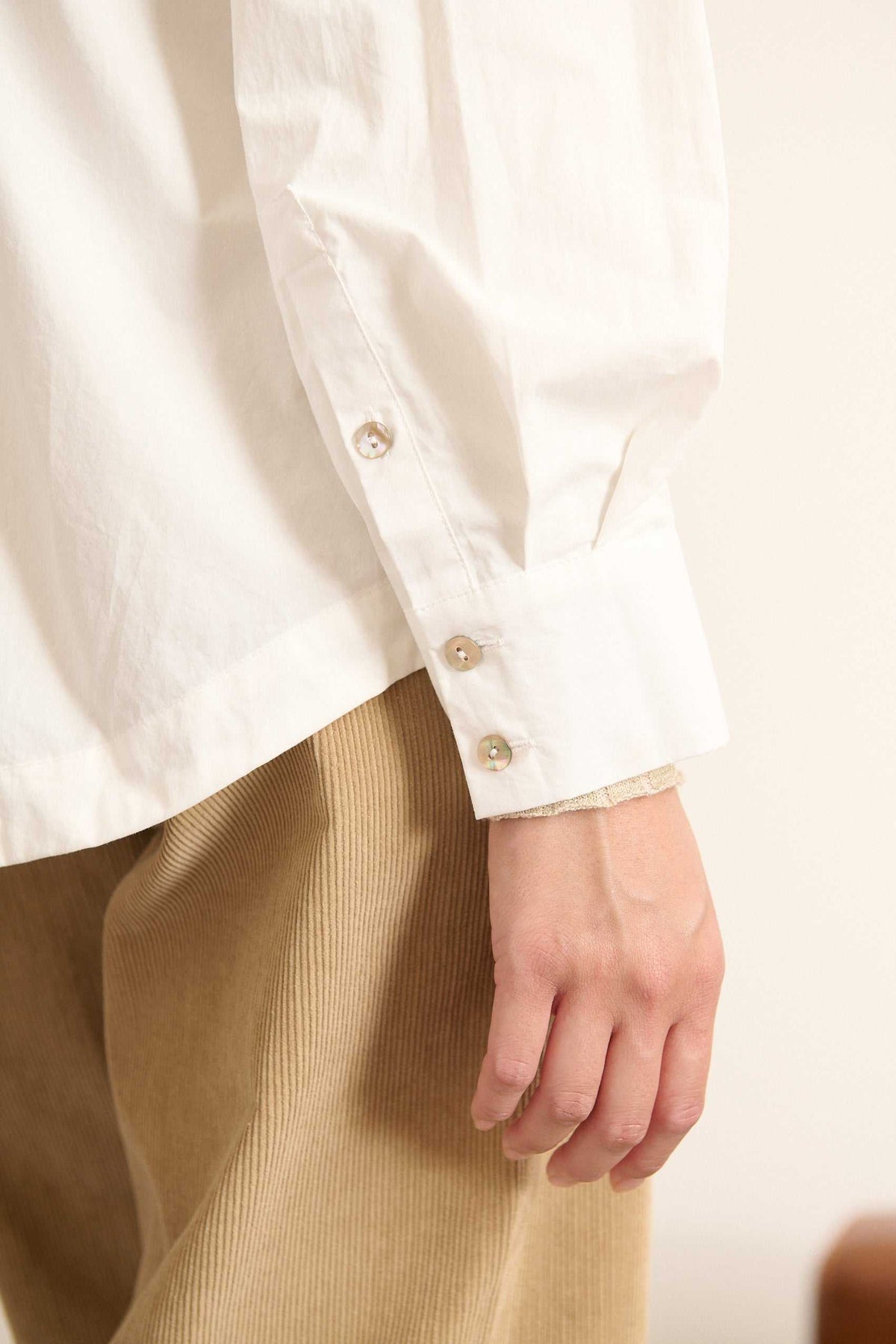 Chemise pour femme Garance Paris, coloris blanc avec découpes dans le dos et manches longues, collection AH 2025.