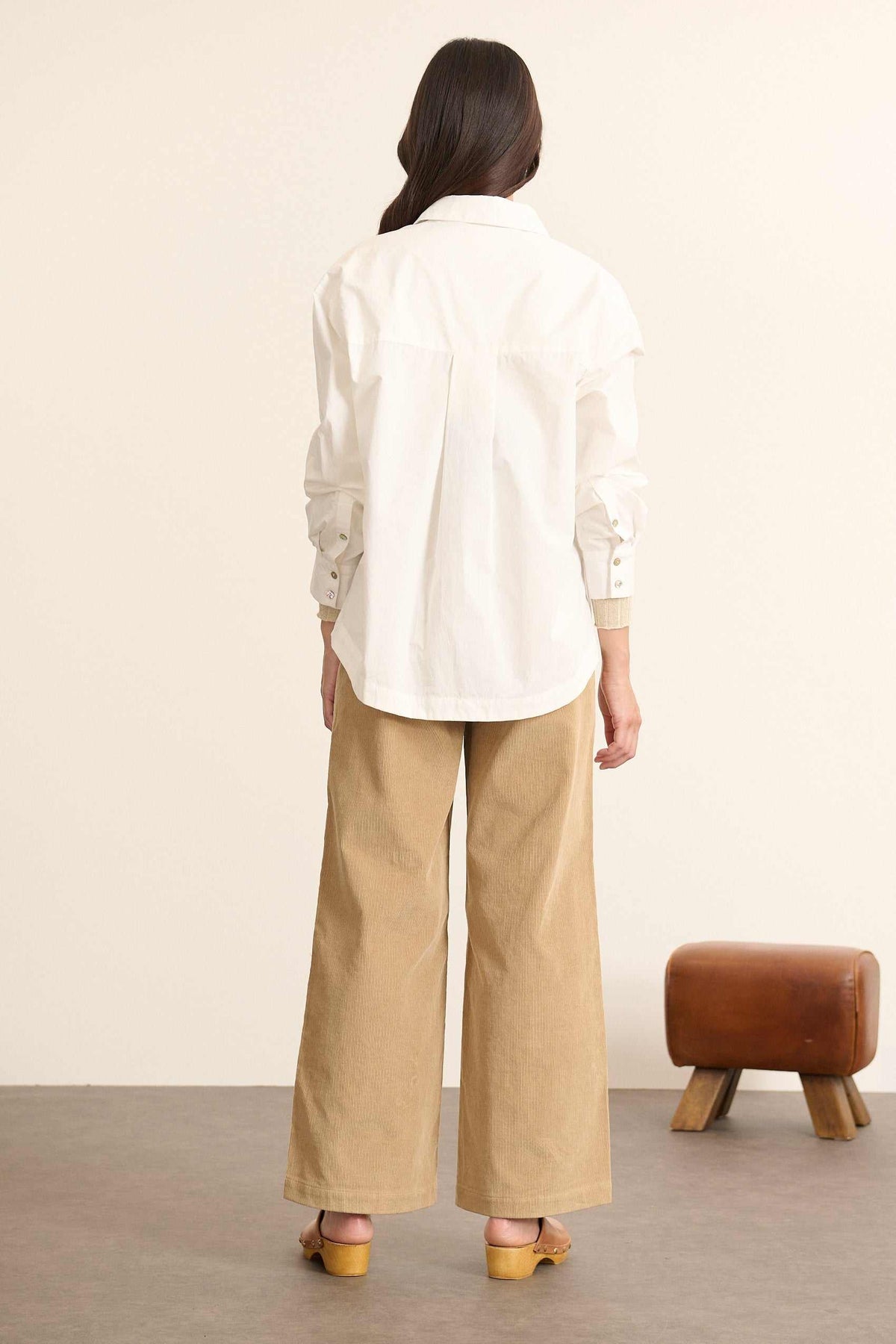 Poches plaquées sur la poitrine pour la chemise BELLE coloris blanc, avec col classique et bouton nacre.