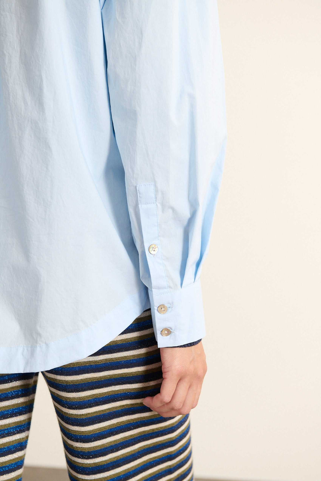 BELLE, la chemise ample entièrement fabriquée en coton à manches longues, avec bouton nacre et poche poitrine.