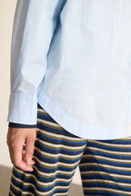 Chemise pour femme Garance Paris, coloris bleu avec découpes dans le dos et manches longues, collection AH 2025.