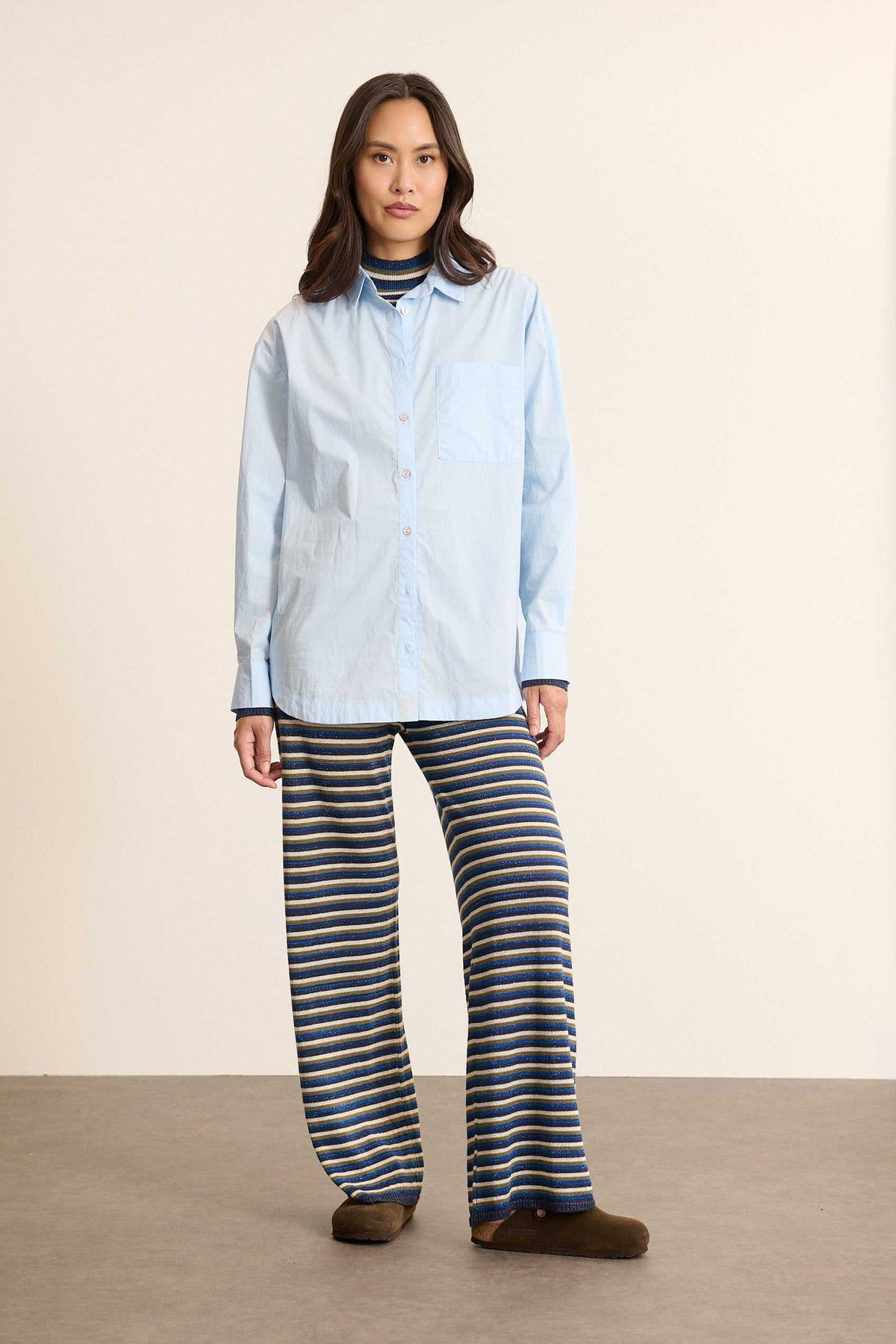 Chemise ample coloris bleu en coton, collection Garance Paris automne hiver 2025, col classique, dos froncé et bouton nacré.