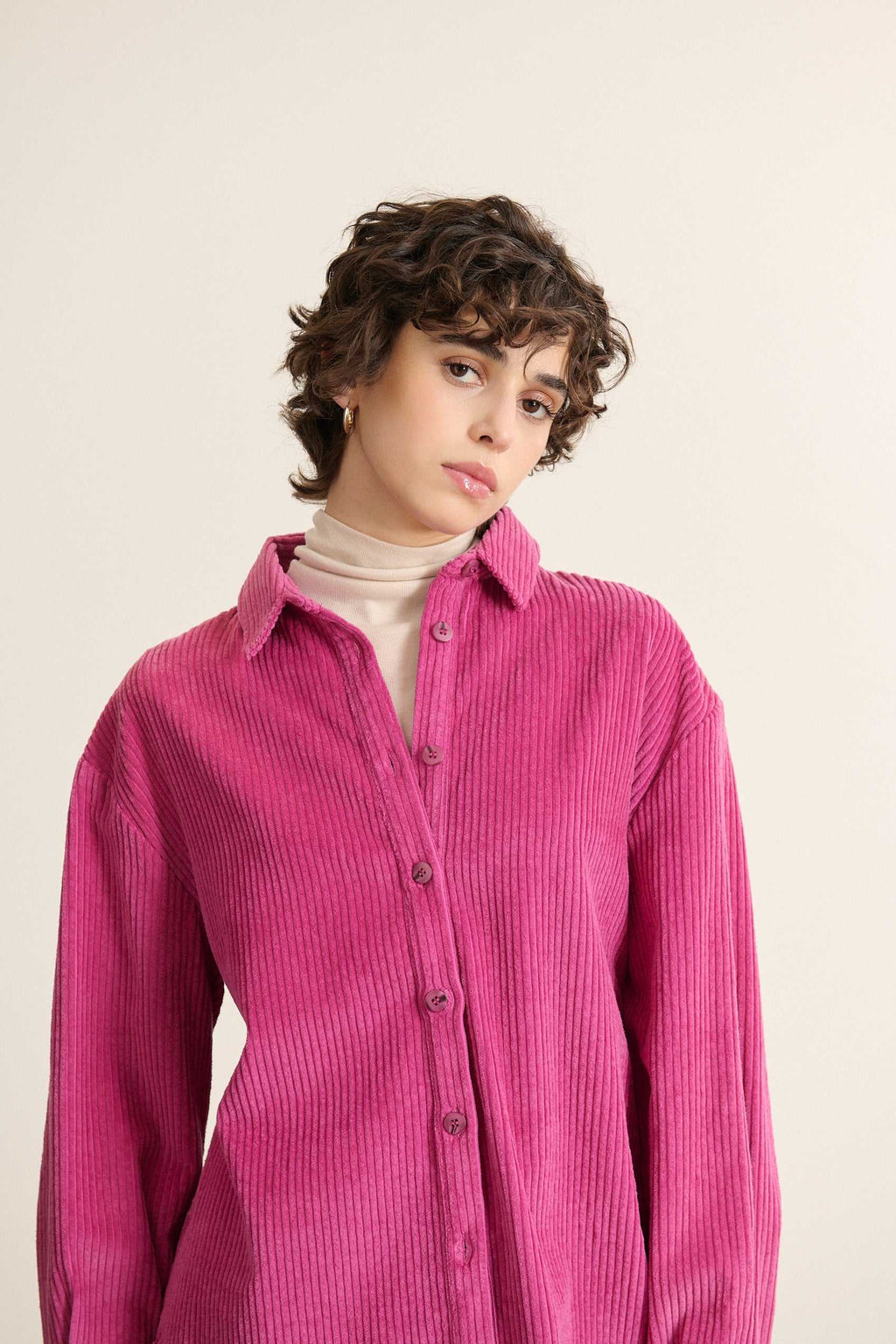 Chemise BEN en velours 100% coton avec col chemise, patte de boutonnage et bouton effet corne, coloris rose. 