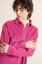 Vêtement pour femme, chemise à col classique en velours, coloris rose, avec bouton effet corne à l'avant. 