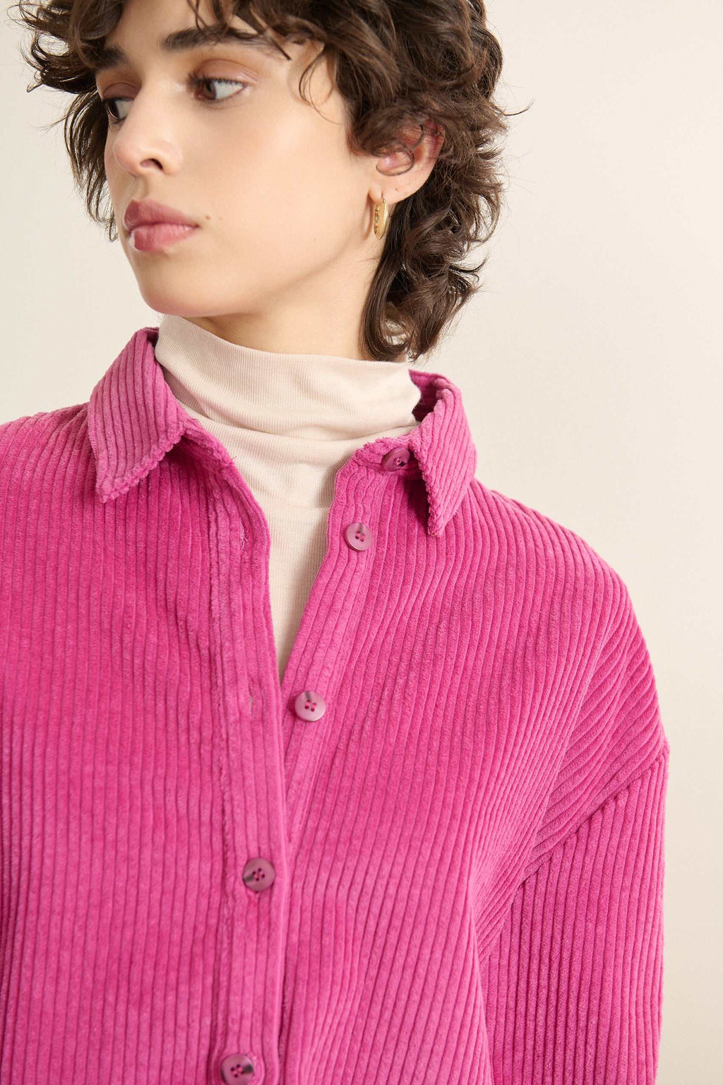 Garance Paris AH 2025, chemise pour femme avec col chemise, en velours et patte de boutonnage à l'avant.