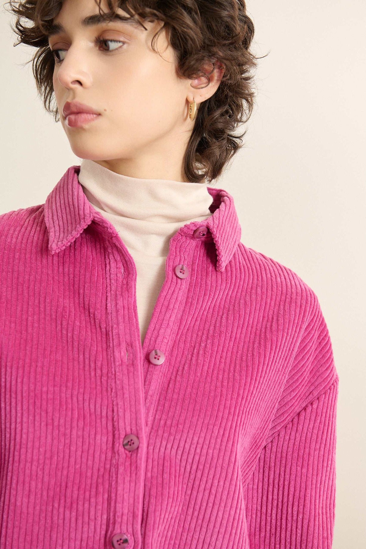 Garance Paris AH 2025, chemise pour femme avec col chemise, en velours et patte de boutonnage à l'avant.