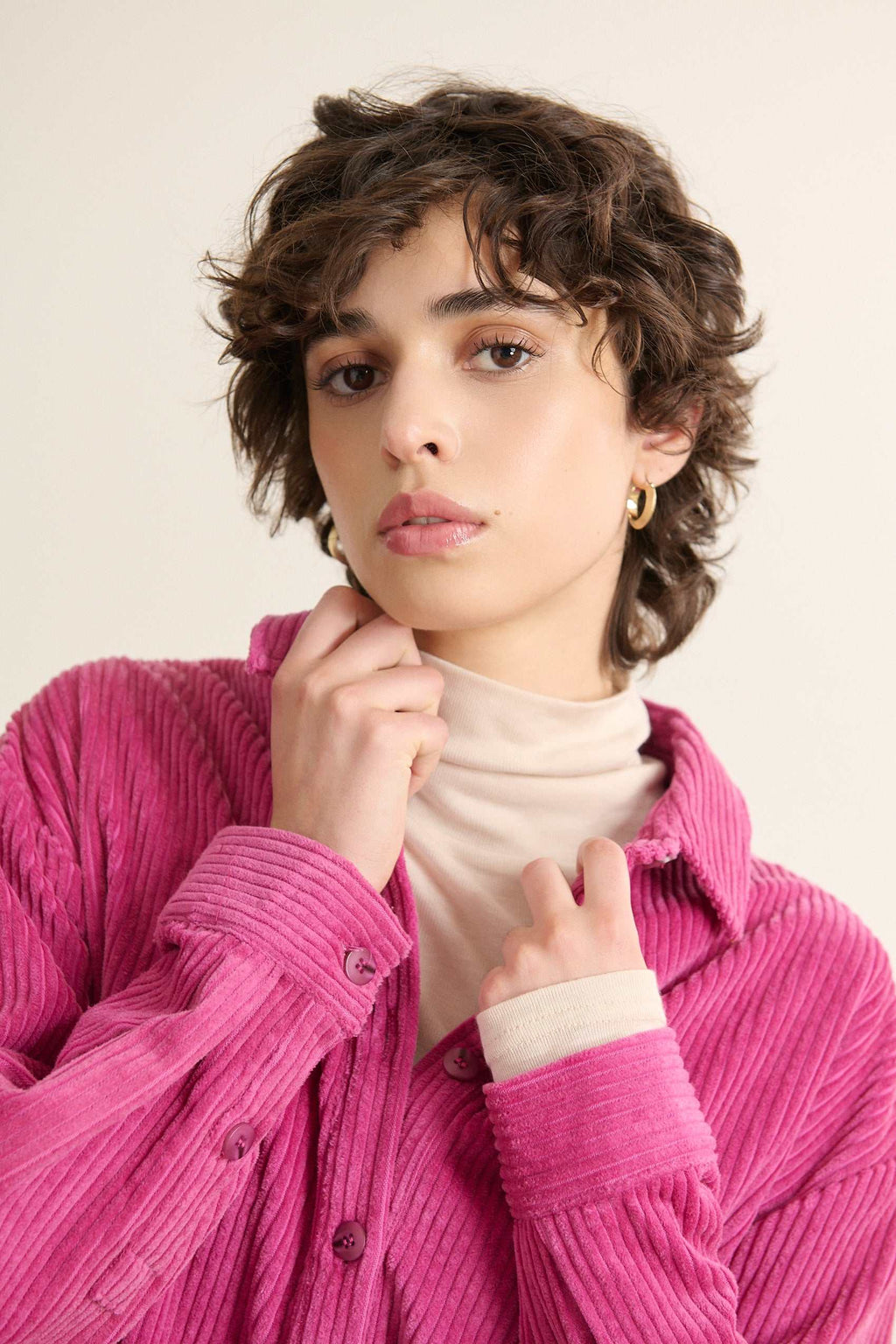 Velours 100 % coton coloris rose, côtes fines régulières sur l'ensemble de la pièce, toucher doux et col chemise. 