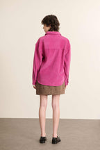 Femme portant la chemise BEN coloris rose Garance Paris collection 2025, avec un col classique en velours.