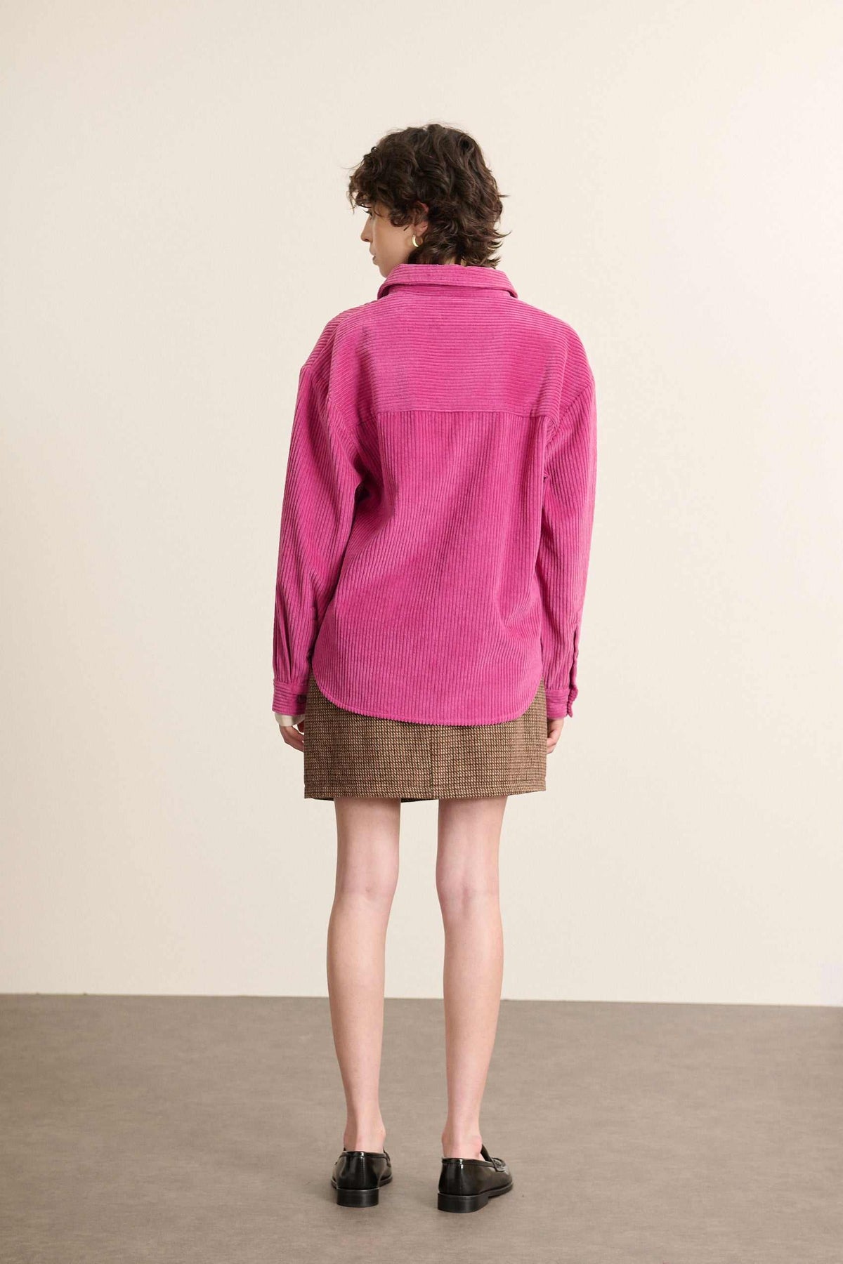Femme portant la chemise BEN coloris rose Garance Paris collection 2025, avec un col classique en velours.
