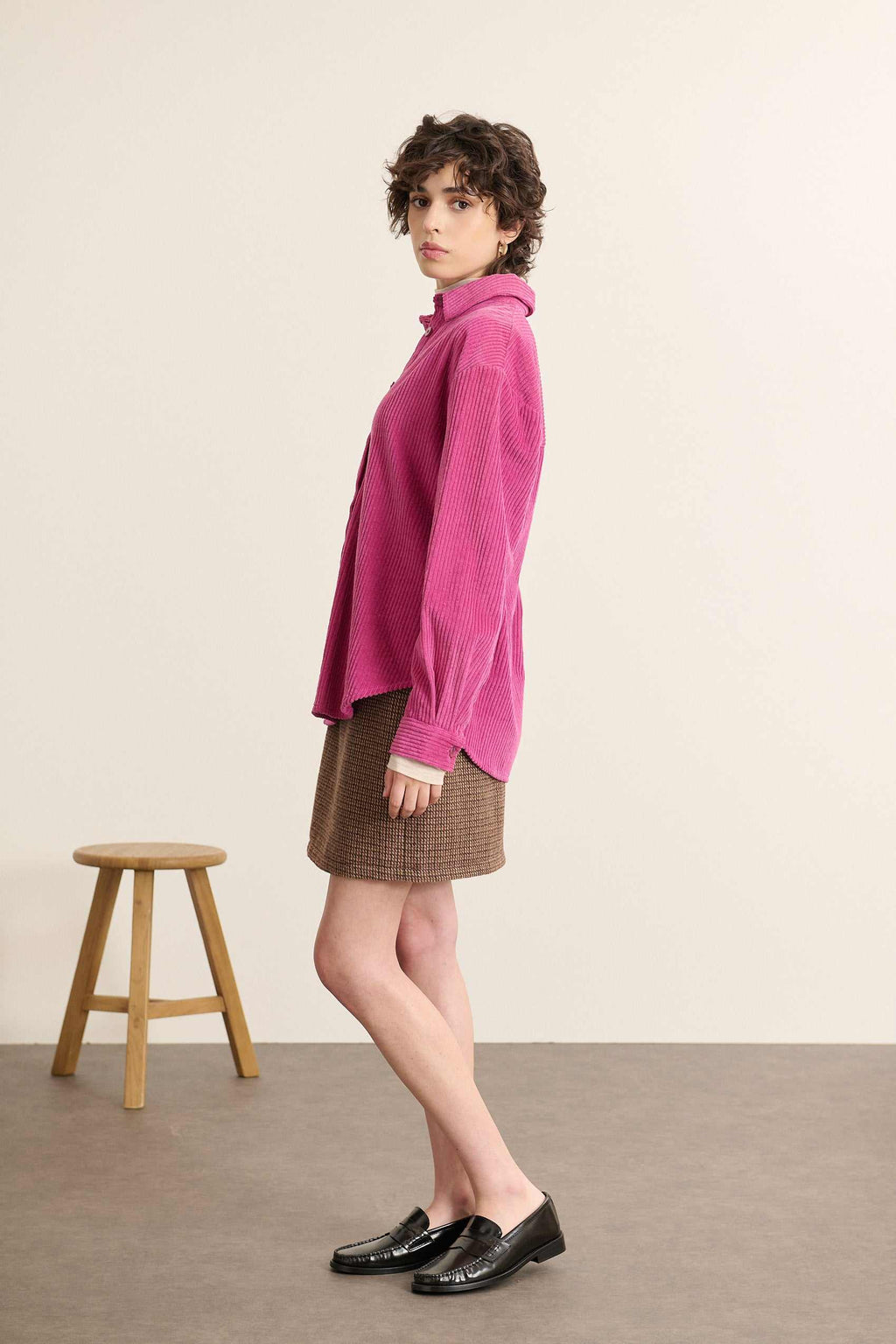 BEN, la chemise coloris rose en velours 100 % coton, avec patte de boutonnage et bouton effet corne. 