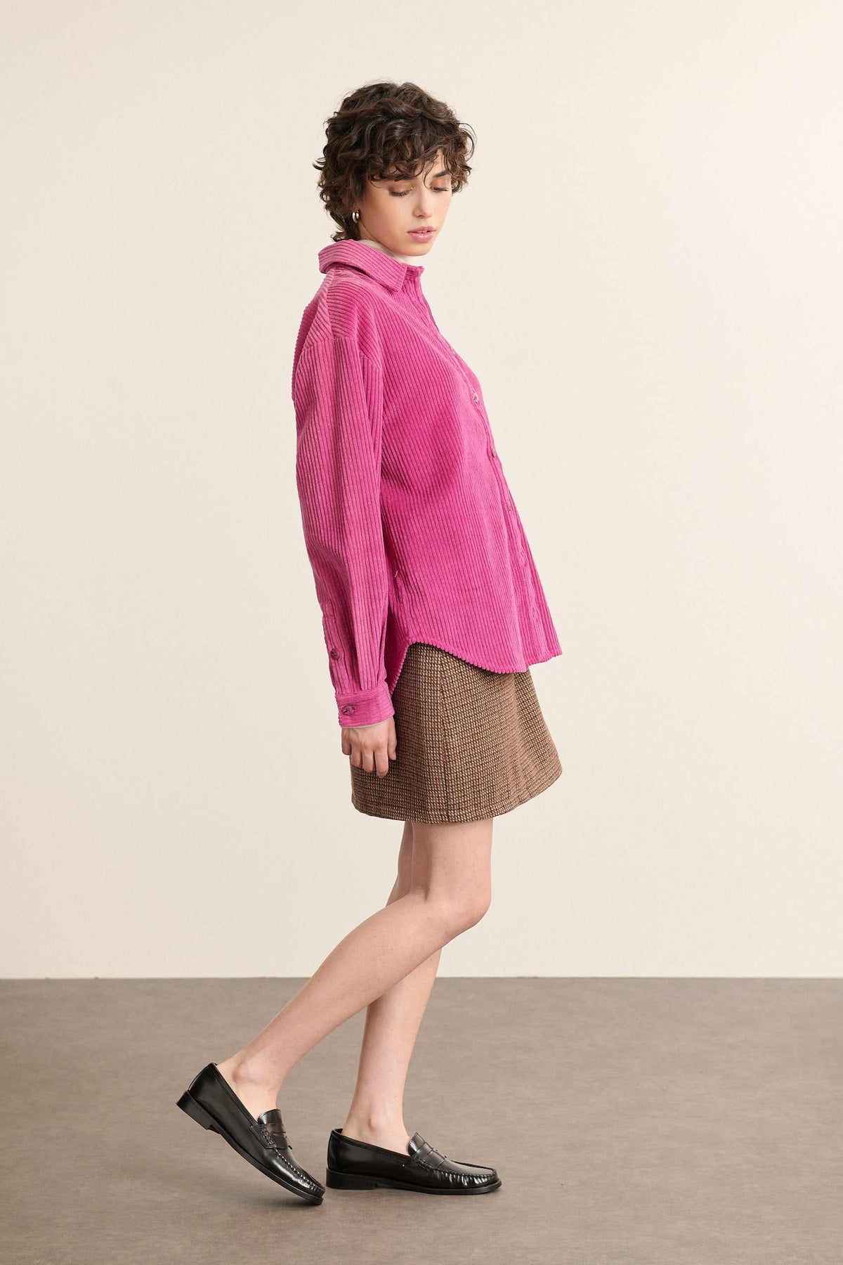Chemise en velours rose 100 % coton, collection Garance Paris automne hiver 2025, bouton corne et col chemise classique. 