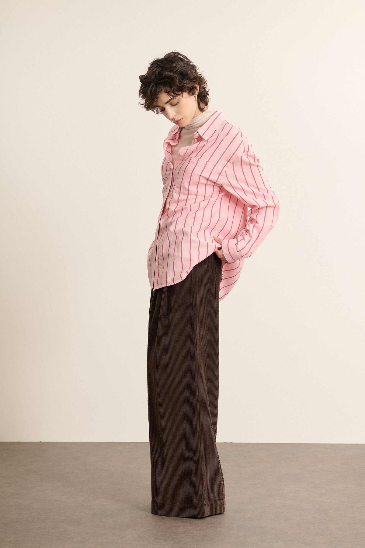 Manches longues avec poignets boutonnés de boutons nacrés et fronces en tête de manches pour la chemise BERTA rose.