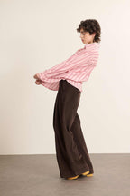 Chemise ample rose en coton, collection Garance Paris automne hiver 2025, col classique, dos froncé et boutons nacrés. 