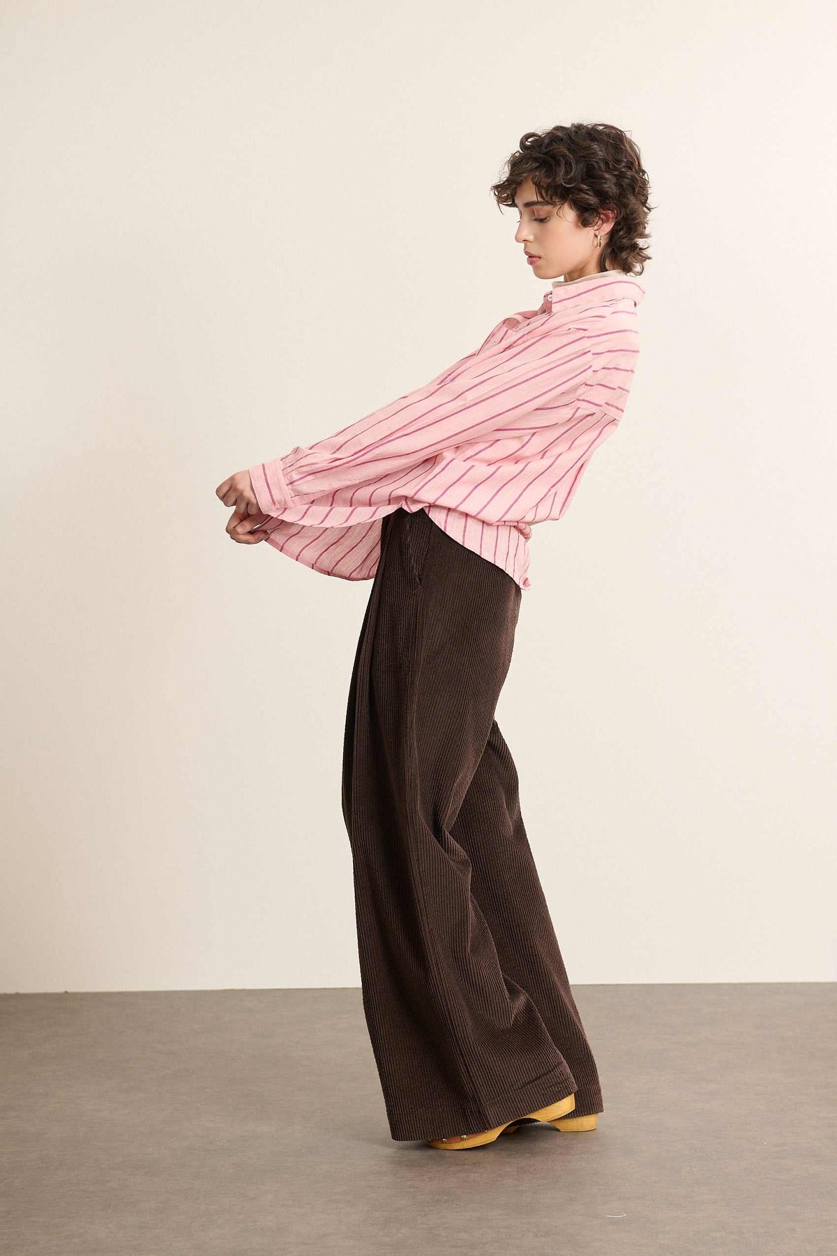 Chemise ample rose en coton, collection Garance Paris automne hiver 2025, col classique, dos froncé et boutons nacrés. 