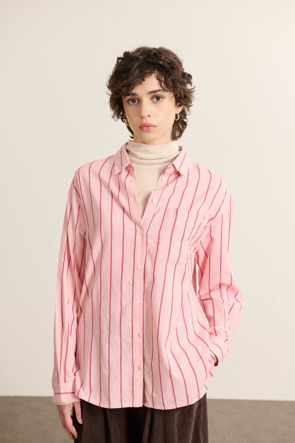 Chemise BERTA coloris rose, coupe ample, découpe dans le dos avec boutons nacrés et poche poitrine. 
