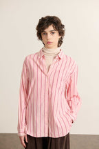 Chemise BERTA coloris rose, coupe ample, découpe dans le dos avec boutons nacrés et poche poitrine. 