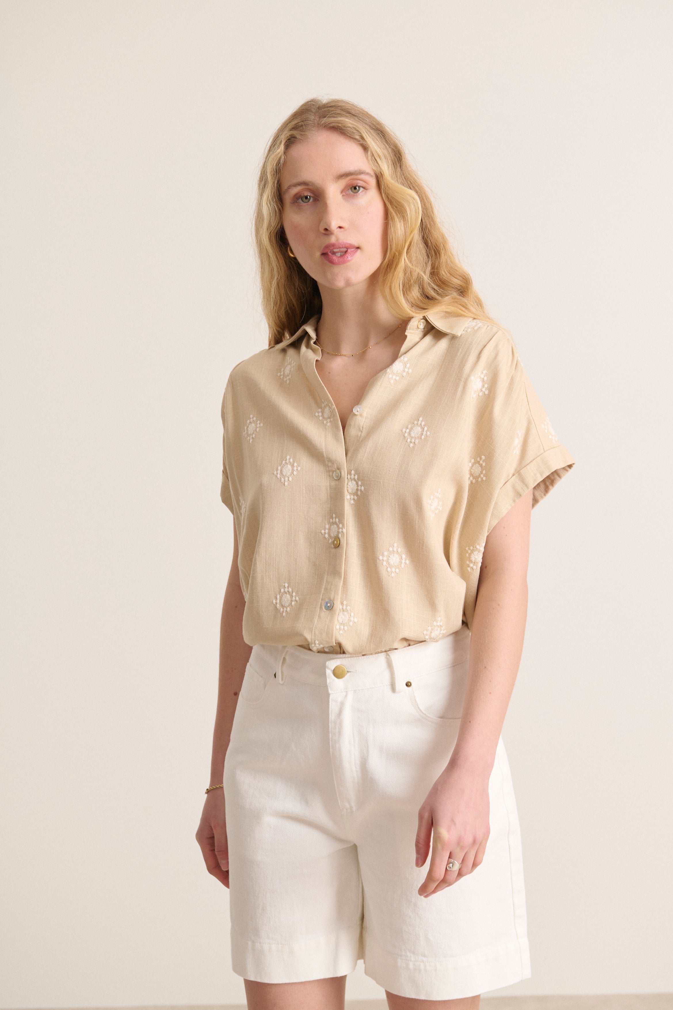 Chemise fluide à manches courtes couleur beige pour femme en tissu léger haut estival avec broderie 