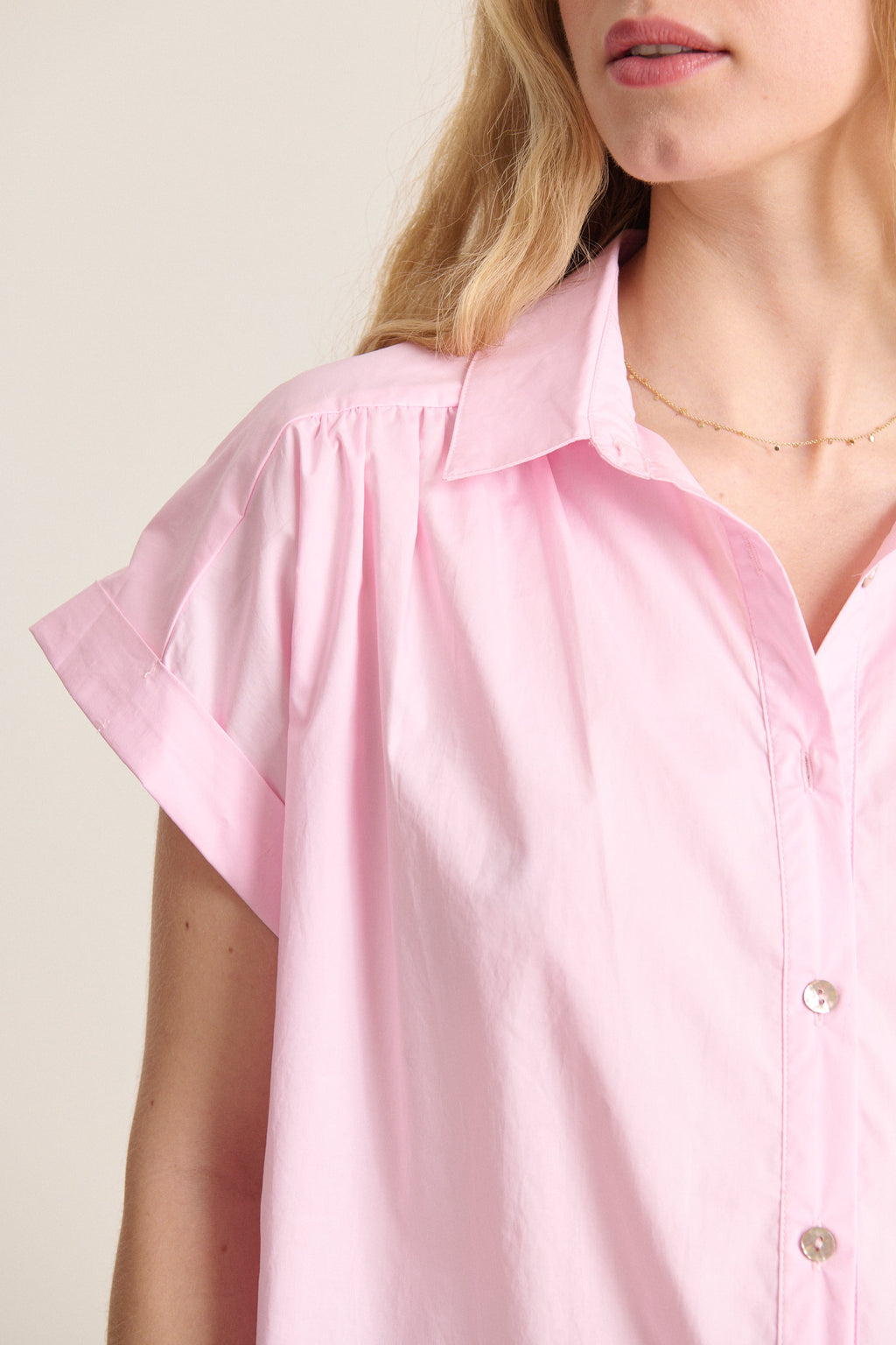 Chemise rose femme en popeline de coton manches courtes avec col chemise classique et fronces délicates
