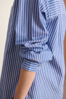 Chemise bleu a rayures en coton, collection Garance Paris automne hiver 2025, bouton nacré et coupe droite ajustée.