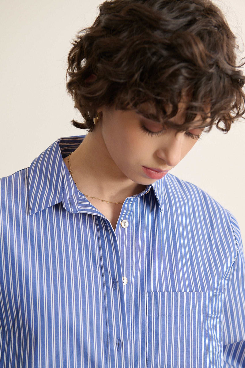 TED, la chemise pour femme coloris bleu à rayures avec découpe dans le dos, manches longues, et poches poitrine. 