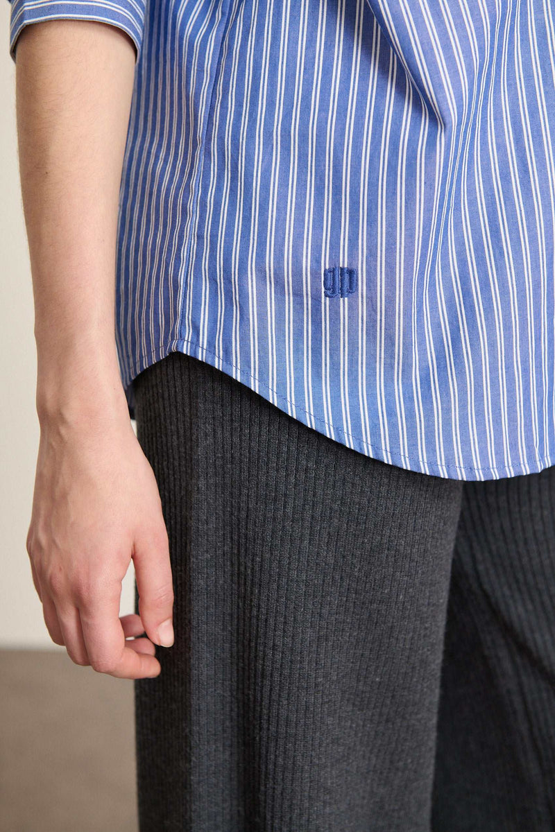 Tissu 100 % coton à rayures coloris bleu et blanc, tissage lisse et léger, au tombé fluide et structuré.