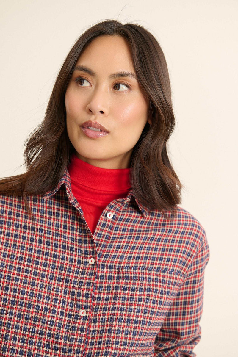 Chemise à carreaux rouge en flanelle 100% coton, collection Garance Paris automne hiver 2025, bouton nacré et coupe ajustée.