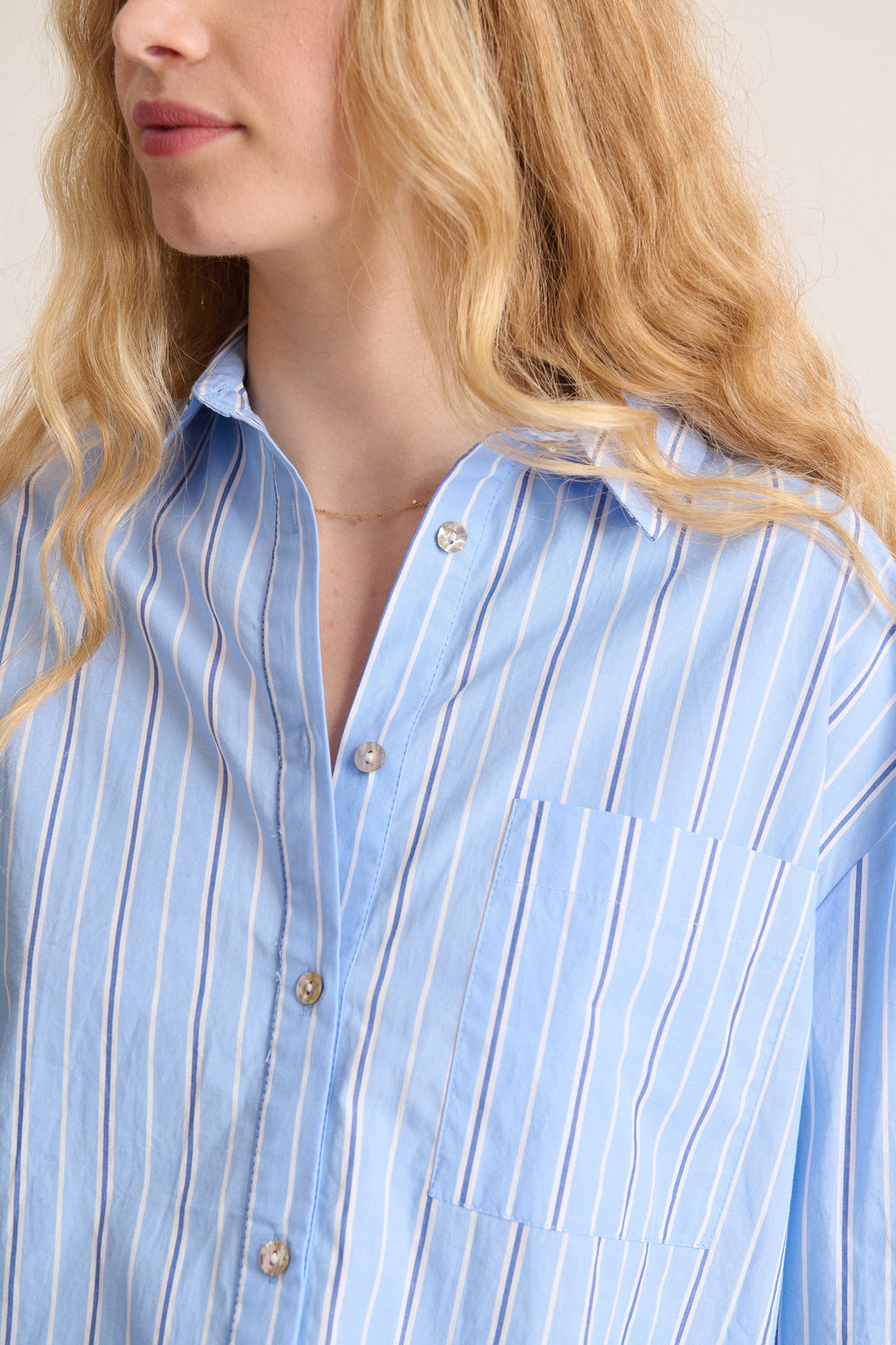 Chemise à rayures verticales coloris bleu coupe droite et manches longues boutonnées Garance Paris 