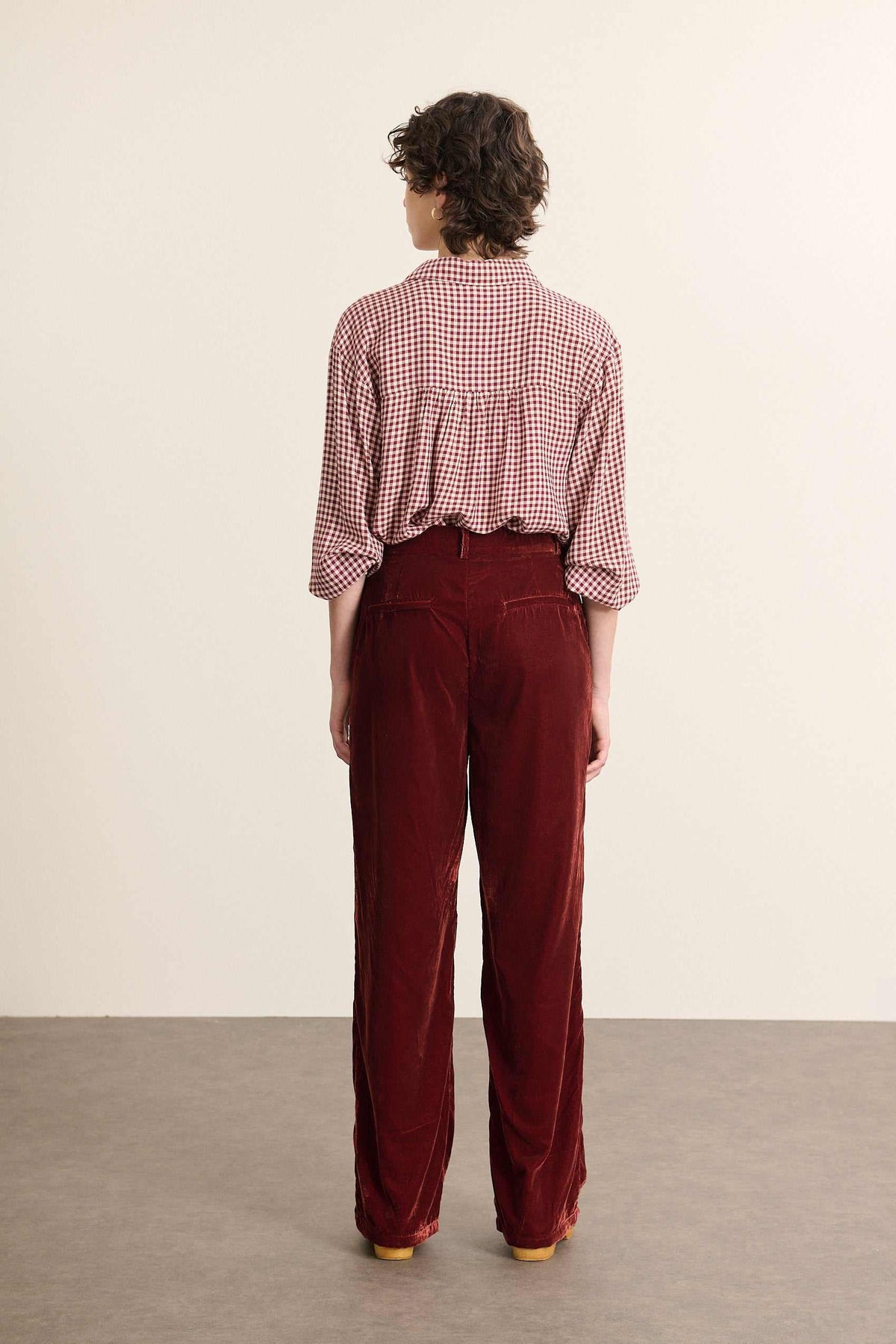 Vue arrière de la chemise coloris bordeaux à carreaux, avec col classique et découpe devant et de dos avec fronces.