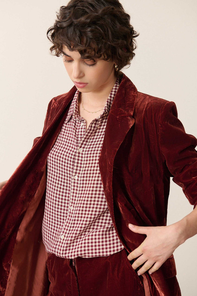 Fermeture boutonnée sur patte centrale avec petits boutons plats cousus sur le devant, col classique. 