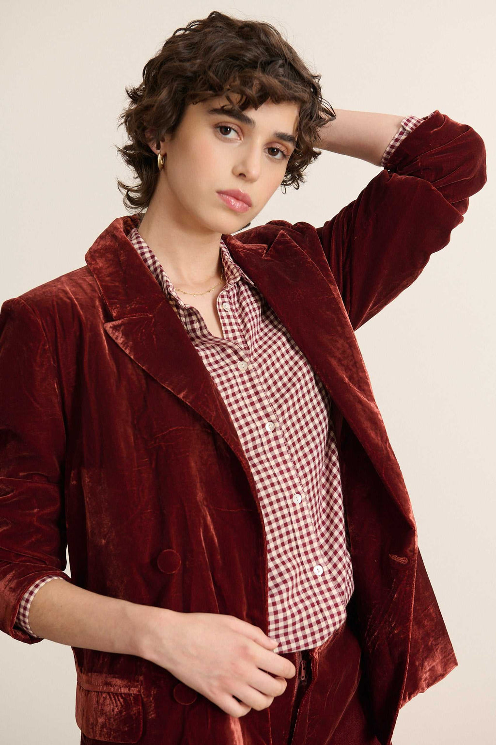 Chemise vichy bordeaux 100 % coton, collection Garance Paris automne hiver 2025, coupe ample avec fronces et col chemise.