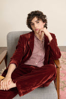 TELMA, la chemise au col classique au coloris bordeaux avec fronces discrètes au niveau de la tête de manche. 