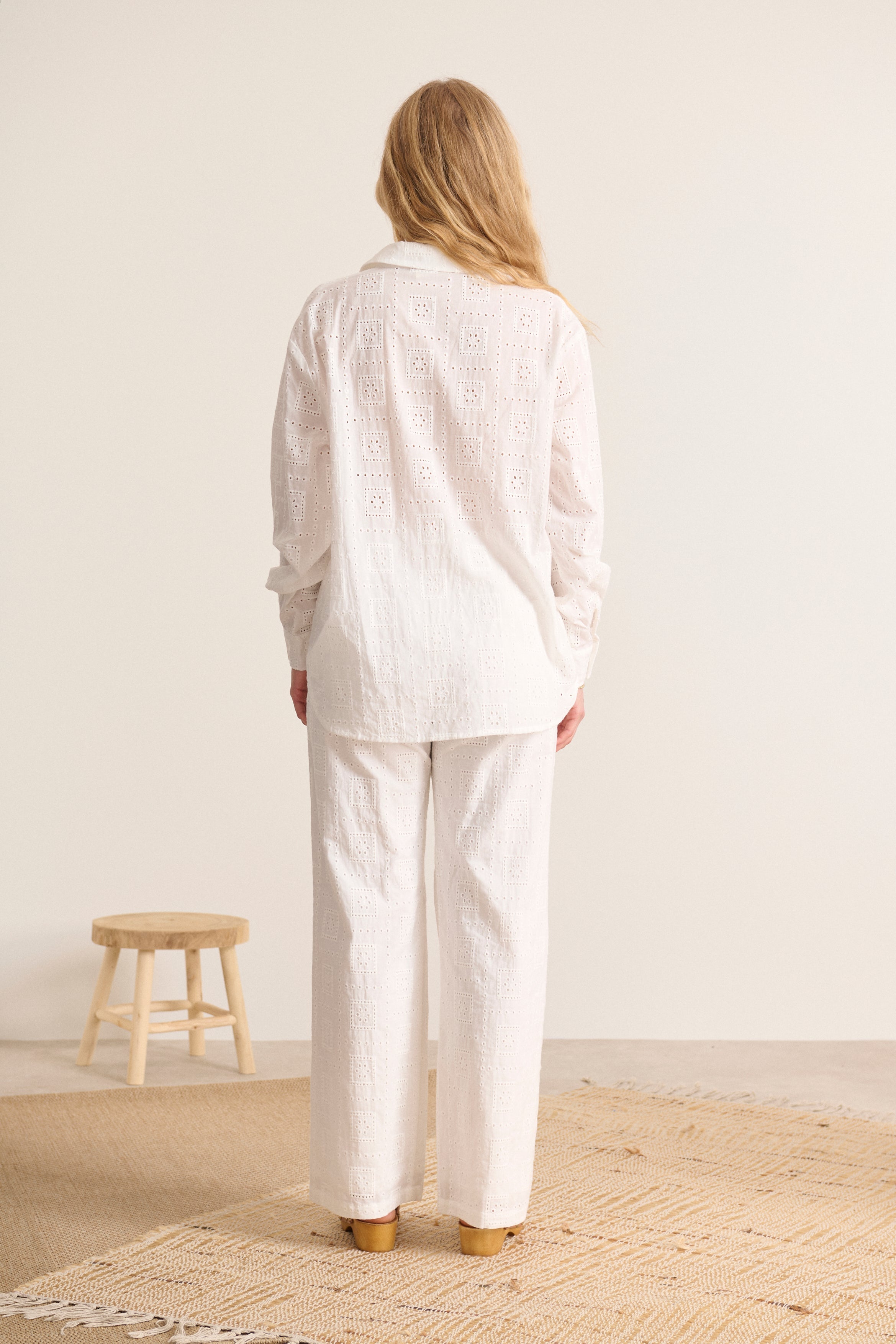 Haut élégant à col chemise tissu en broderie anglaise boutons nacrés légèrement oversize chemise femme élégante et confortable
