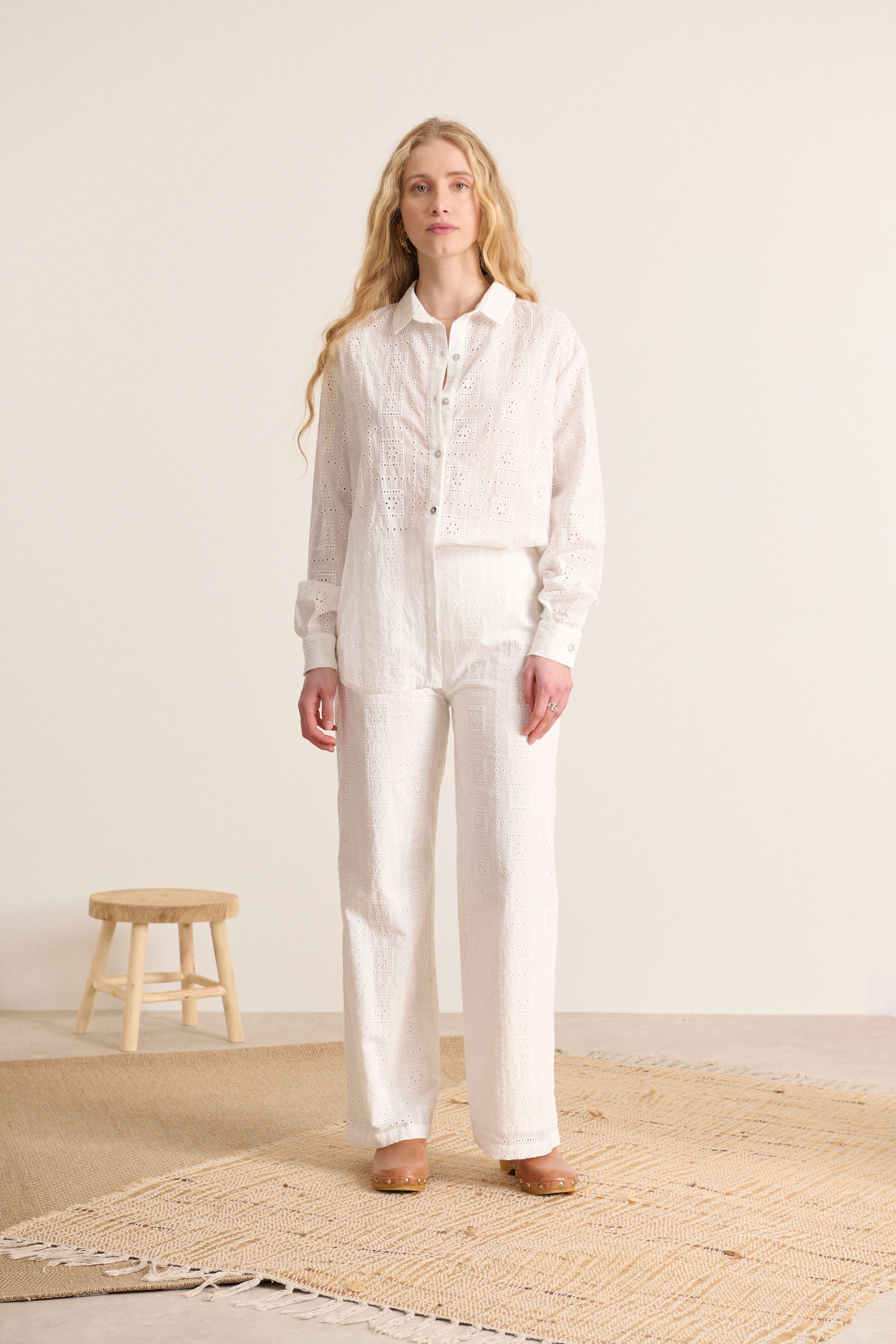 Pantalon droit avec jambes larges fermeture zippée sur le côté du pantalon en broderie anglaise coloris écru