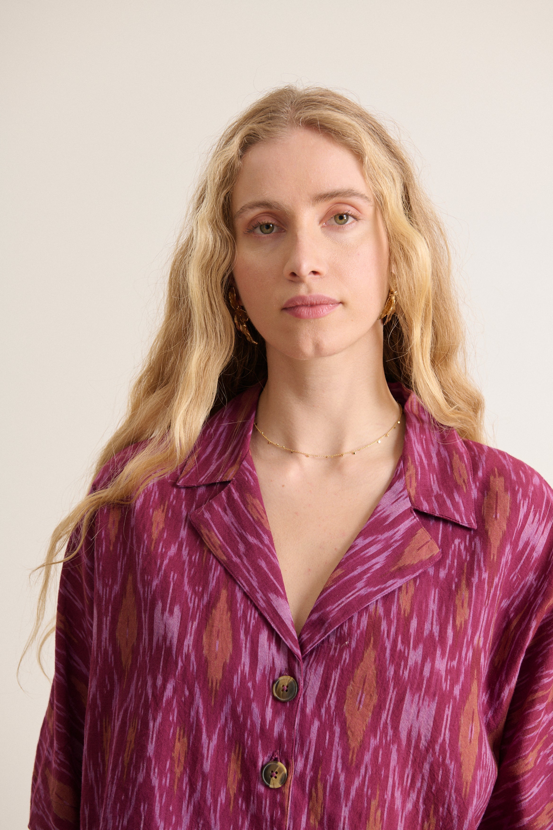 Haut fluide et large collection printemps été col pyjama patte de boutonnage tissu IKAT coloris grenat 