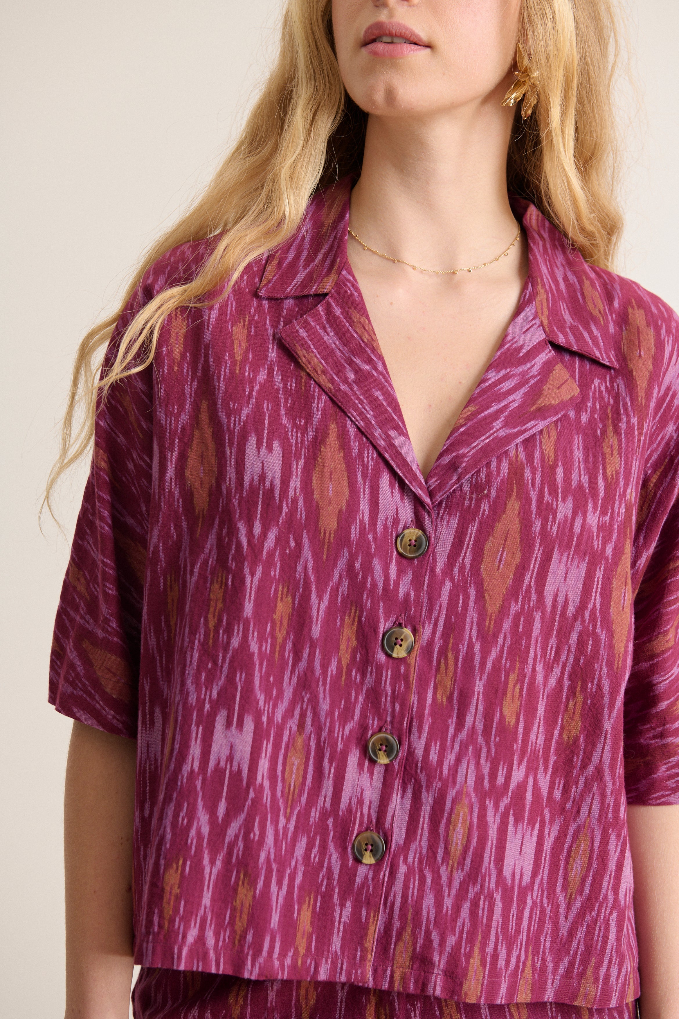 Chemise fluide à motifs IKAT couleur grenat col pyjama manches courtes Garance Paris 
