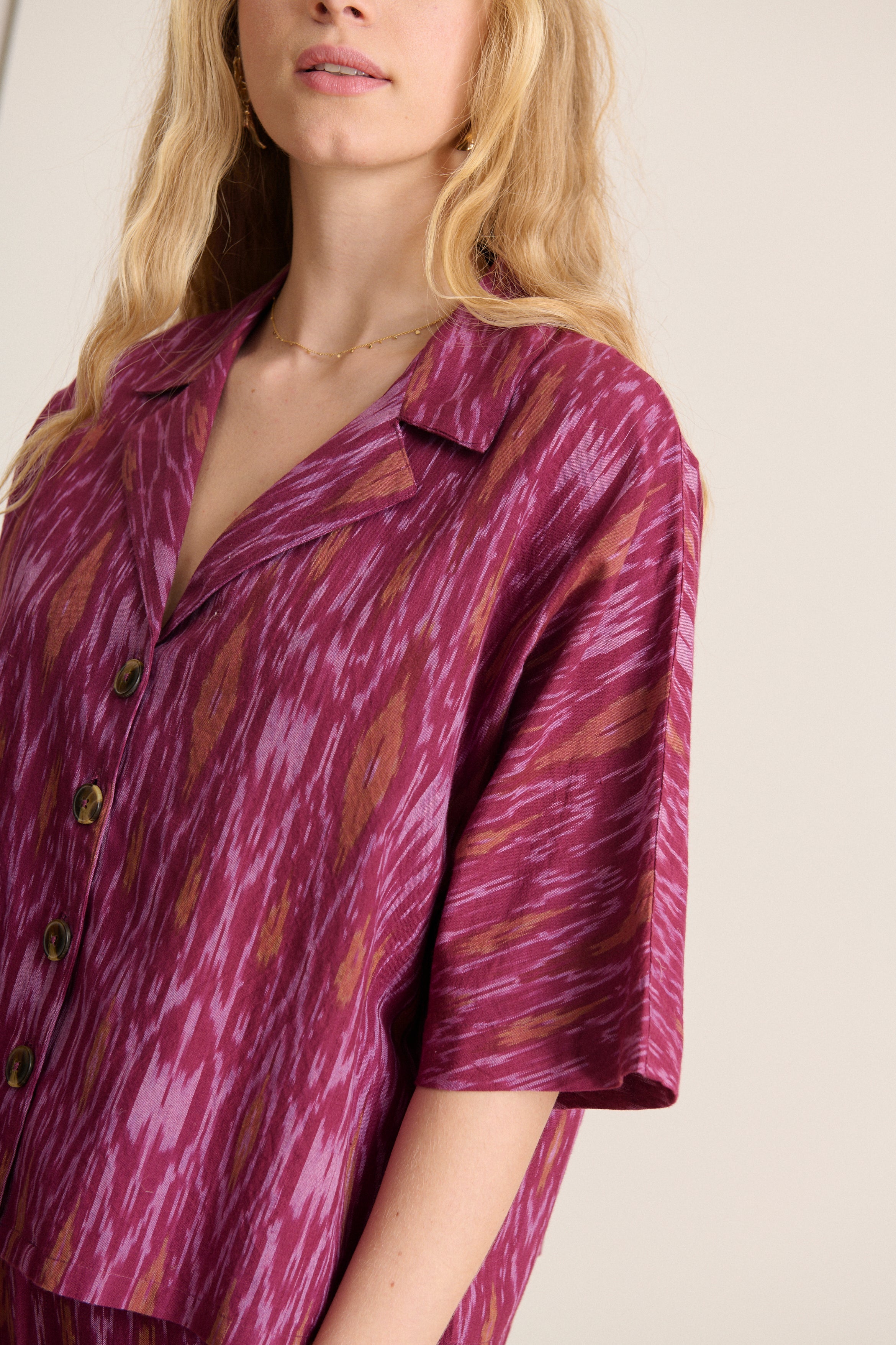 Haut col pyjama coloris grenat et tissu IKAT coupe large manches courtes collection printemps été 