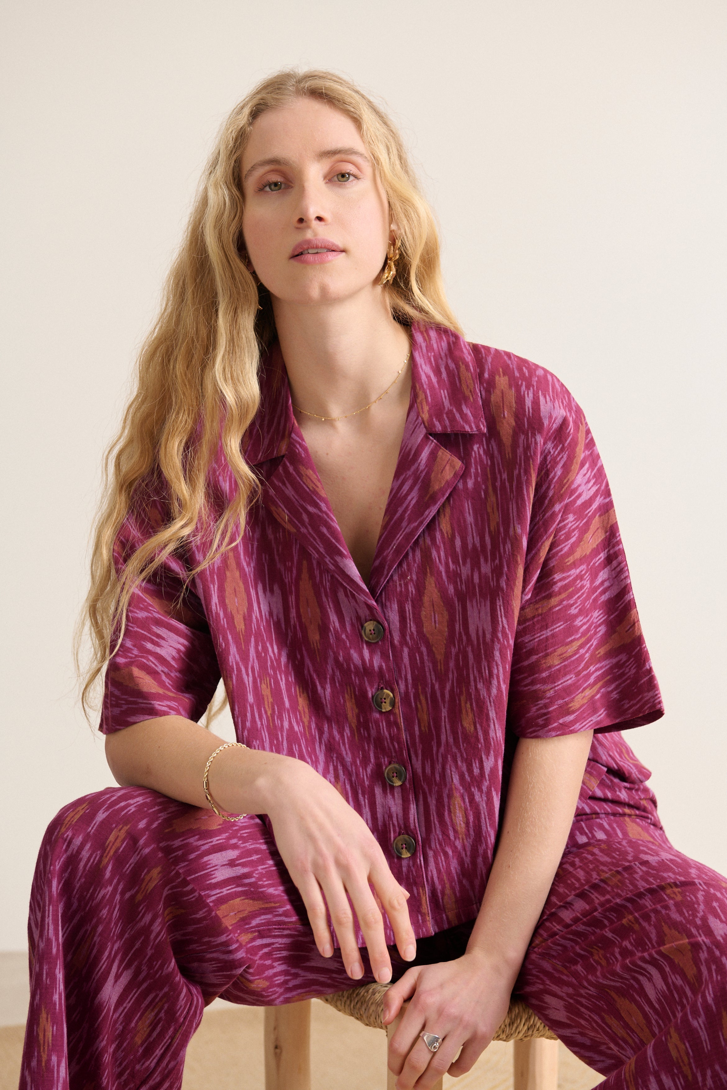 Haut large col pyjama couleur grenat tissu IKAT boutons effet corne manches courtes 