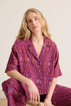 Chemise Garance Paris couleur grenat tissu IKAT coupe large bouton effet corne avant 
