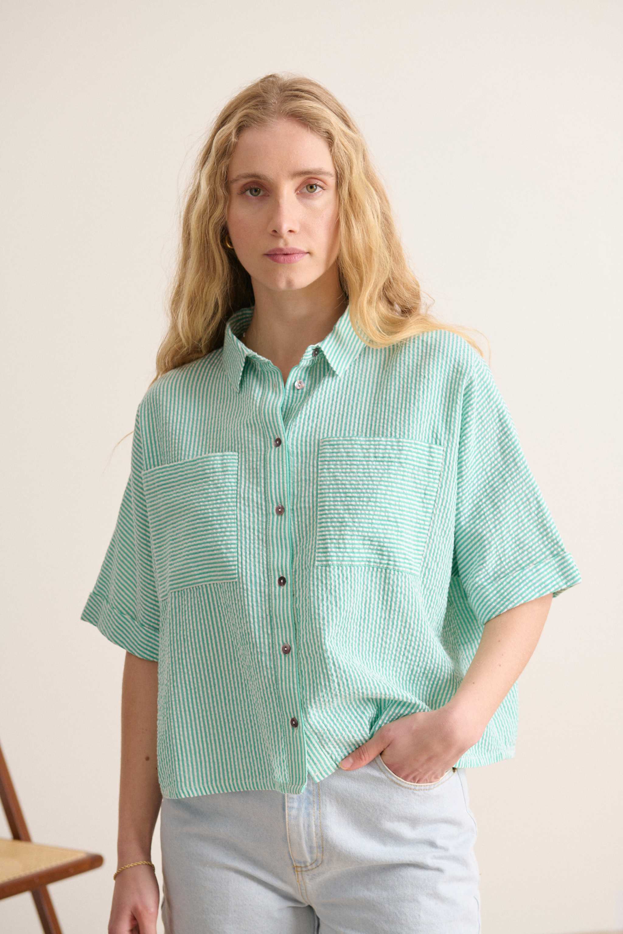 Chemise verte à manches courtes avec poches, coupe large pour une silhouette fluide et tendance