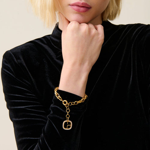 Pulsera de cadena dorada con logotipo CP