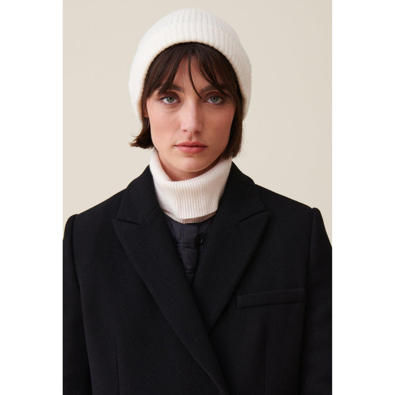 Gorro de canalé de cachemira con bordado CP