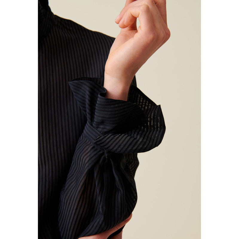 Camisa Fluida con Cuello Volante y Rayas