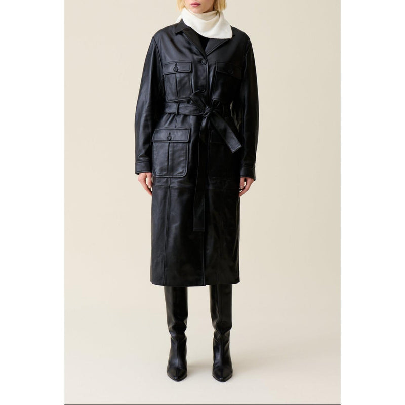 Gabardina de cuero con cuello sastre