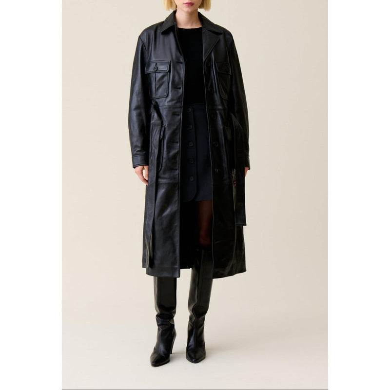 Gabardina de cuero con cuello sastre