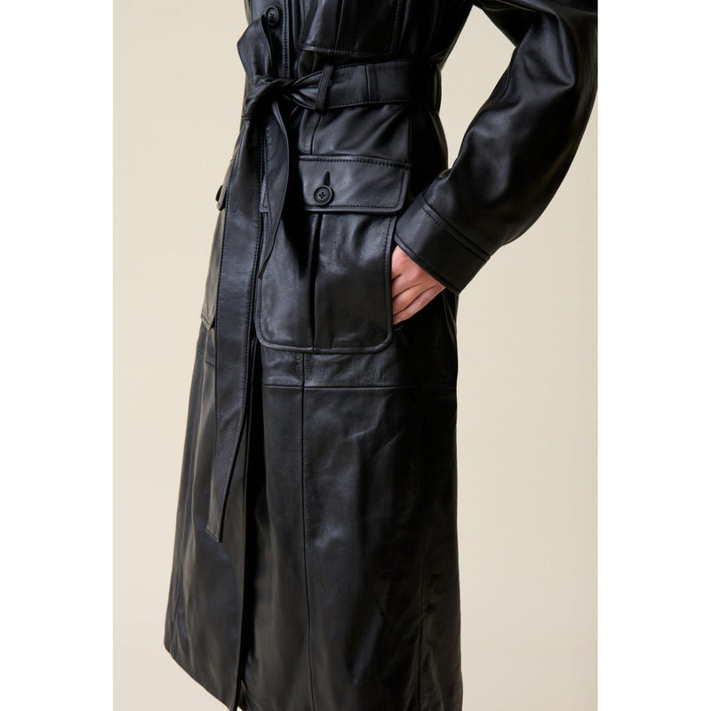 Gabardina de cuero con cuello sastre